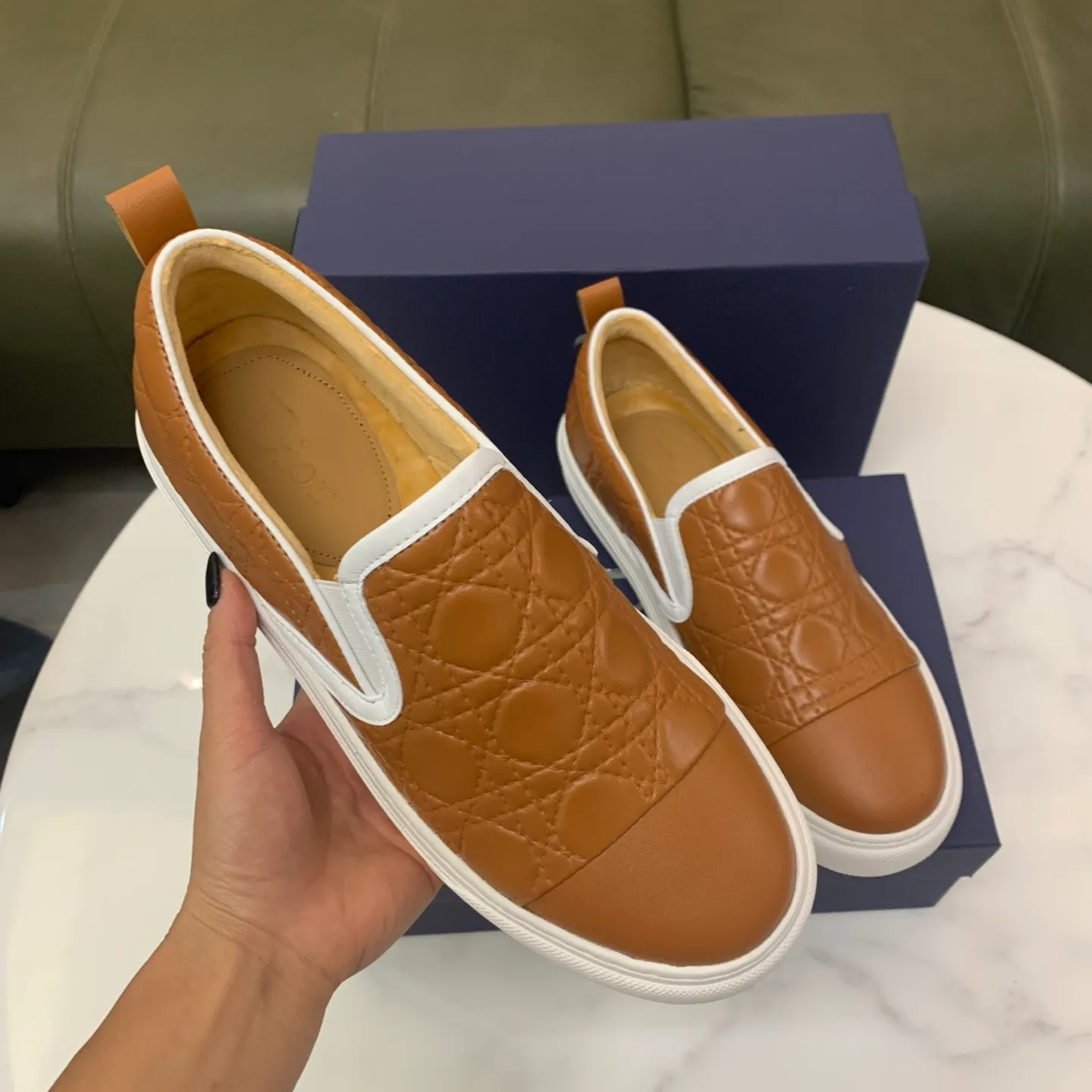 Men's men's shoes 💰400 [New style] 🧁🧁 Dior (velvet lining and leather lining are preferred when ordering) D's new product is on the market, full first-layer calfskin with embroidered classic diamond pattern D's craftsmanship, high-end and classy, ​​comfortable on the feet, versatile to wear, full of three-dimensional sense, available in 4 colors: black, coffee, gray and khaki, size: 39-44 (45 can be customized, cannot be returned)